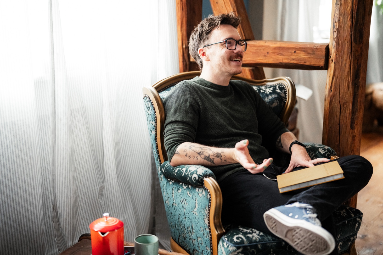 Stefan Jelinski sitzt mit einem Buch in einem Sessel.